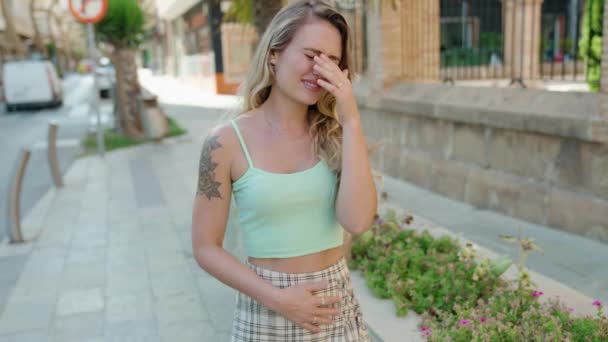 Молодая Блондинка Страдает Головной Боли Болей Животе Улице — стоковое видео