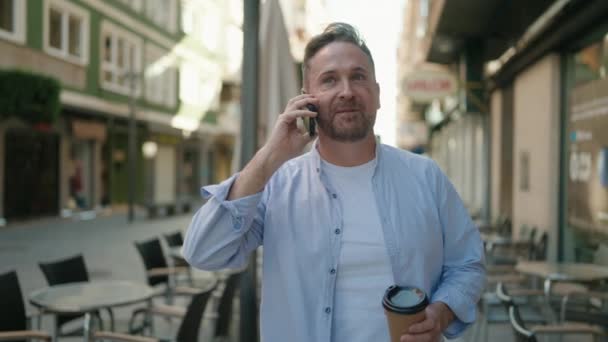 Mladý Kavkazský Muž Mluví Smartphone Pití Kávy Ulici — Stock video
