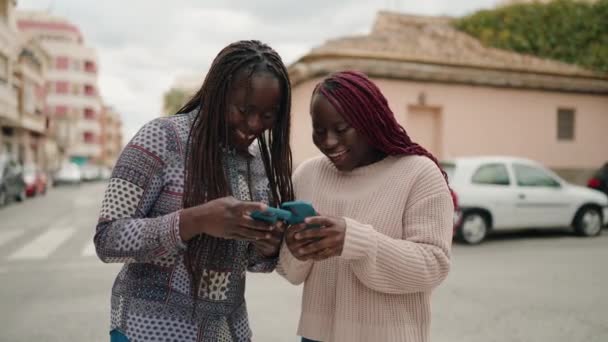 Dwie Afrykańskie Kobiety Uśmiechające Się Pewnie Pomocą Smartfona Ulicy — Wideo stockowe