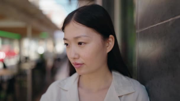 Cinese Donna Sorridente Fiducioso Guardando Lato Strada — Video Stock