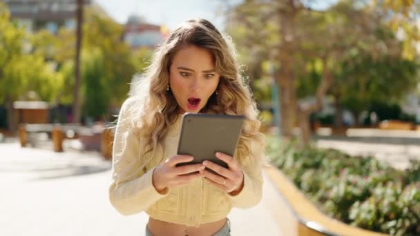 Mujer Rubia Joven Usando Touchpad Con Expresión Ganadora Parque — Vídeos de Stock
