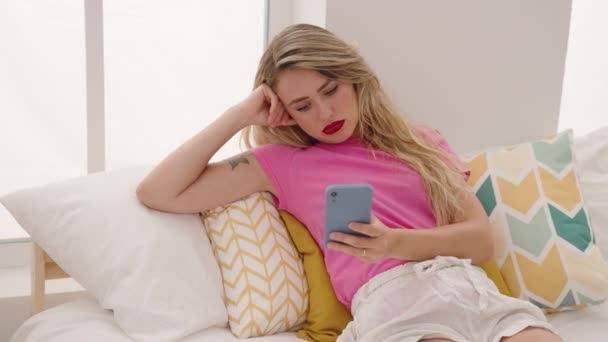 Νέα Όμορφη Ισπανόφωνη Γυναίκα Χρησιμοποιώντας Smartphone Θλιβερή Έκφραση Στο Υπνοδωμάτιο — Αρχείο Βίντεο