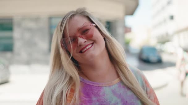 Mladá Žena Nosí Sluneční Brýle Srdce Líbání Ulici — Stock video