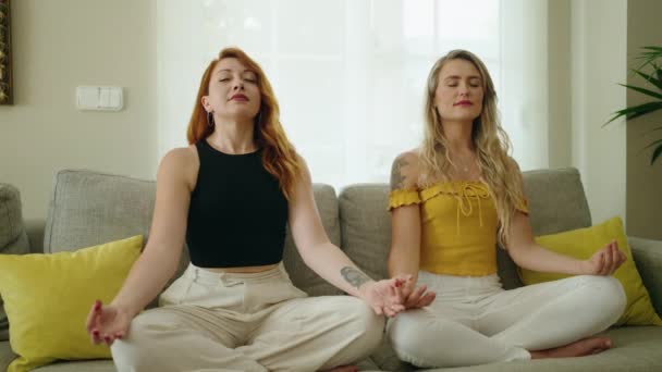 Twee Vrouwen Die Yoga Oefeningen Doen Thuis Bank Zitten — Stockvideo