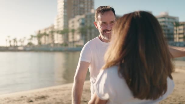 Uomo Donna Coppia Abbracciarsi Piedi Sulla Spiaggia — Video Stock