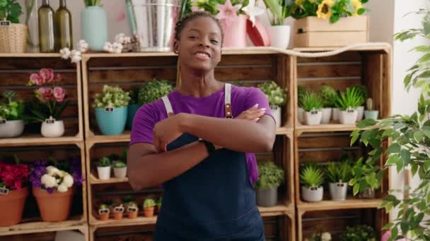 Afričanky Americká Žena Květinářka Úsměv Sebevědomí Stojící Rukama Zkřížené Gesto — Stock video
