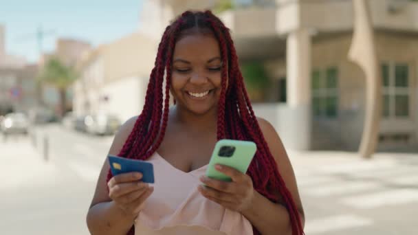 African American Woman Using Smartphone Credit Card Street — Stock Video