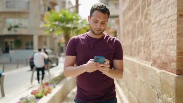 年轻人在街上用智能手机走路 — 图库视频影像