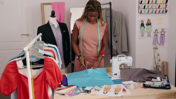 在裁缝店 非洲裔美国妇女裁缝师自信地微笑着裁剪布料 — 图库视频影像