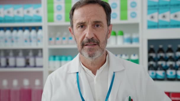 Middle Age Man Pharmacist Smiling Confident Speaking Pharmacy — Vídeo de stock