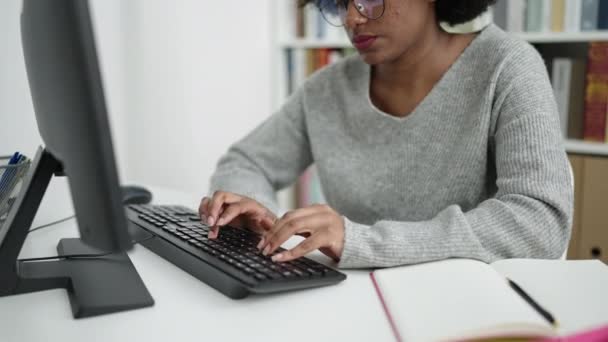 Afrika Amerika Perempuan Mahasiswa Menggunakan Komputer Belajar Perpustakaan Universitas — Stok Video