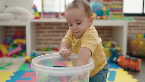 Adorável Bebê Hispânico Brincando Com Blocos Construção Sentados Chão Jardim — Vídeo de Stock