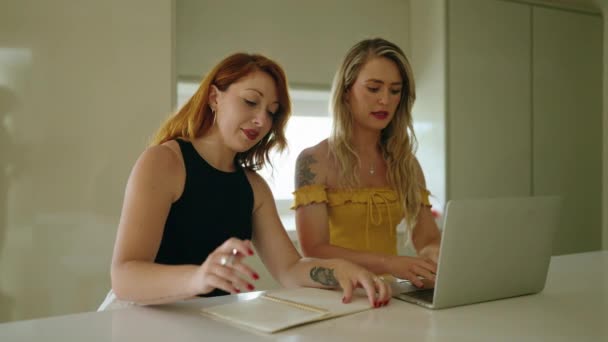 Две Женщины Использующие Ноутбук Сидят Столе Кухне — стоковое видео