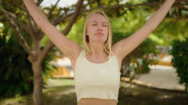 Молода Блондинка Займається Вправами Йоги Парку — стокове відео