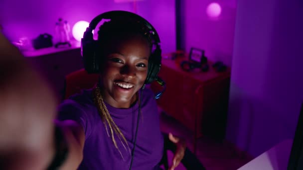 Mujer Afroamericana Streamer Tener Videollamada Sala Juegos — Vídeos de Stock