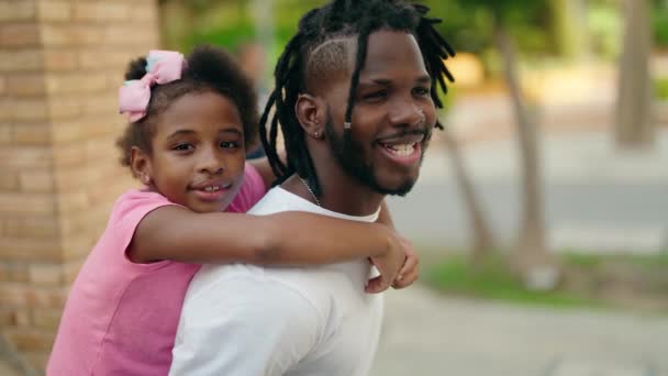 Father Daughter Smiling Confident Holding Girl Back Street — Vídeos de Stock