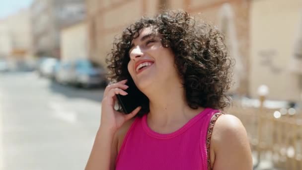 Молода Середньо Східна Жінка Посміхається Впевнено Говорити Смартфону Вулиці — стокове відео