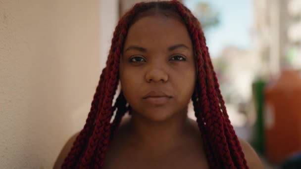 Sokakta Duran Rahat Yüzlü Afrikalı Amerikalı Kadın — Stok video