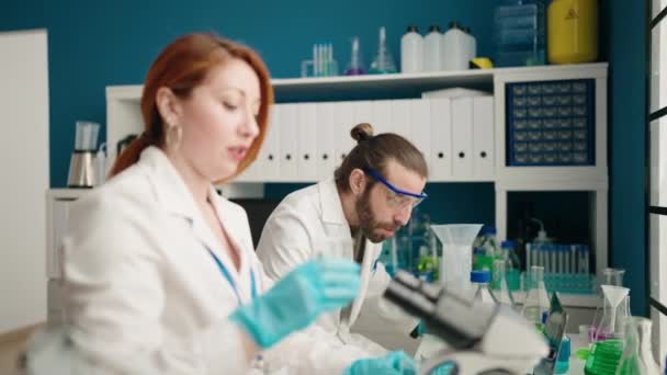 Мужчина Женщина Ученые Измеряют Жидкость Лаборатории — стоковое видео
