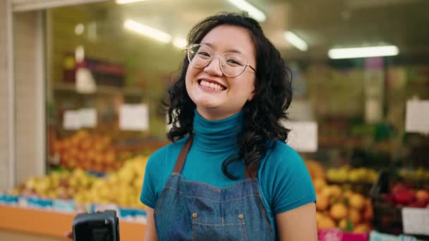 Young Chinese Woman Employee Smiling Confident Holding Data Phone Fruit — Stock video