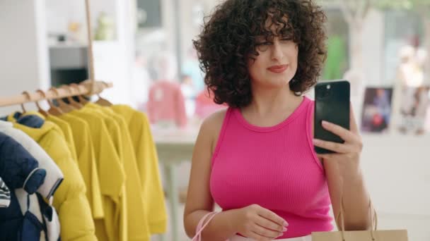 Joven Cliente Oriente Medio Mujer Sonriendo Confiado Hacer Selfie Por — Vídeos de Stock