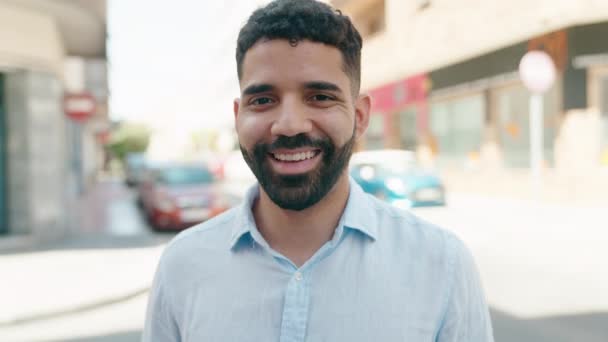 Mladý Arabský Muž Usměvavý Sebevědomě Stojí Ulici — Stock video