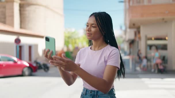 Afro Américaine Femme Souriant Confiant Faire Selfie Par Smartphone Rue — Video
