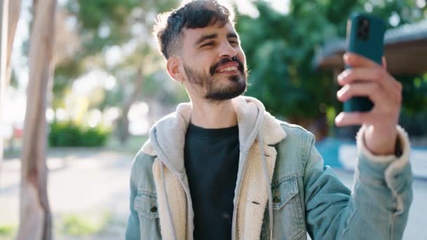 Молодий Іспаномовний Чоловік Посміхається Впевнено Має Відеодзвінок Парку — стокове відео