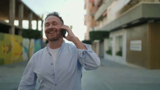 Kafkasyalı Genç Adam Gülümsüyor Kendine Güvenen Caddedeki Akıllı Telefondan Konuşuyor — Stok video
