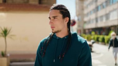 Sokakta kendine güvenen genç adam gülümsüyor