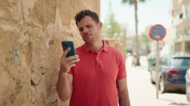 Latin asıllı genç adam gülümsüyor.