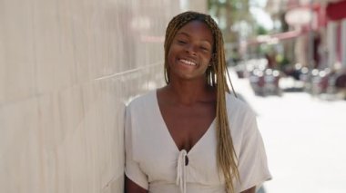 Sokakta kendine güvenen Afrikalı Amerikalı kadın gülümsüyor