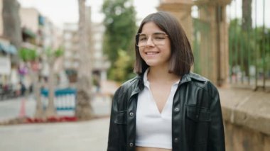 Sokakta kendine gülen genç İspanyol kadın.
