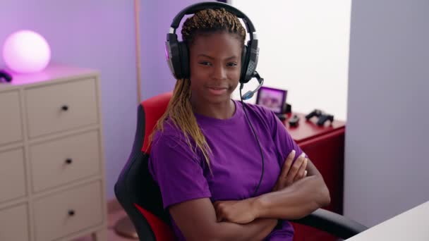 Africano Americano Mulher Streamer Sorrindo Confiante Sentado Com Braços Cruzados — Vídeo de Stock