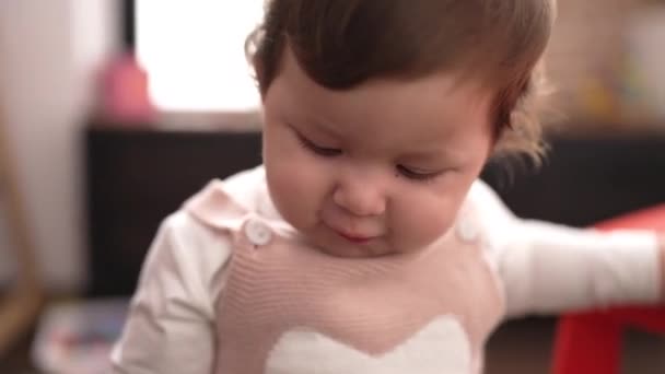 Bedårande Småbarn Suger Plast Bollen Sitter Golvet Dagis — Stockvideo