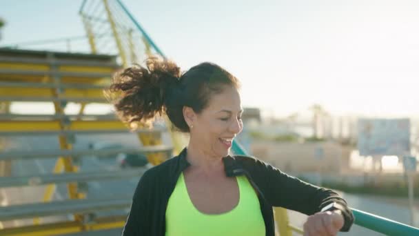 Mujer Mediana Edad Con Ropa Deportiva Corriendo Por Las Escaleras — Vídeos de Stock