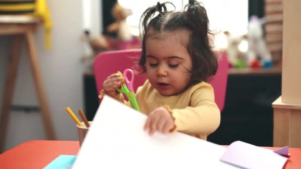Entzückende Hispanische Studentin Schneidet Papier Kindergarten — Stockvideo