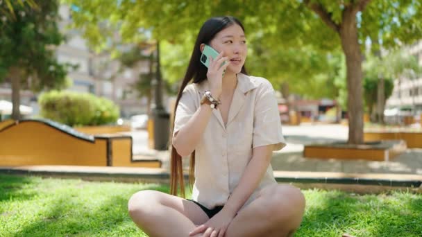 Chinese Woman Talking Smartphone Sitting Grass Park — Stock Video