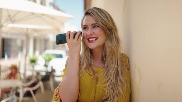 Mujer Joven Sonriendo Confiado Escuchando Mensaje Audio Por Teléfono Inteligente — Vídeos de Stock