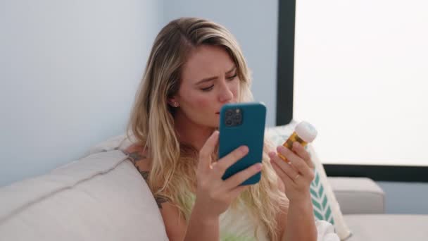 Jonge Mooie Spaanse Vrouw Met Behulp Van Smartphone Holding Pillen — Stockvideo