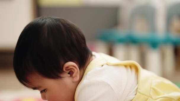 Bedårande Latinamerikansk Bebis Sittande Golvet Med Avslappnat Uttryck Dagis — Stockvideo