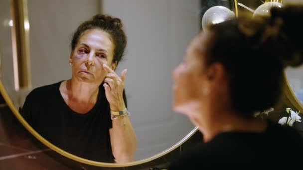 Middle Age Hispanic Woman Using Makeup Cover Signs Domestic Violence — Vídeo de Stock