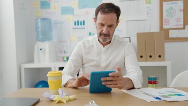オフィスでタッチパッドを使用している中年の男性のビジネスワーカー — ストック動画