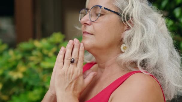 Középkorú Ősz Hajú Csukott Szemmel Imádkozik Utcán — Stock videók