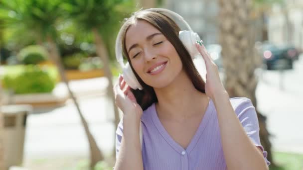 아름다운 스페인 여자가 자신있게 웃으며 거리에서 음악을 — 비디오