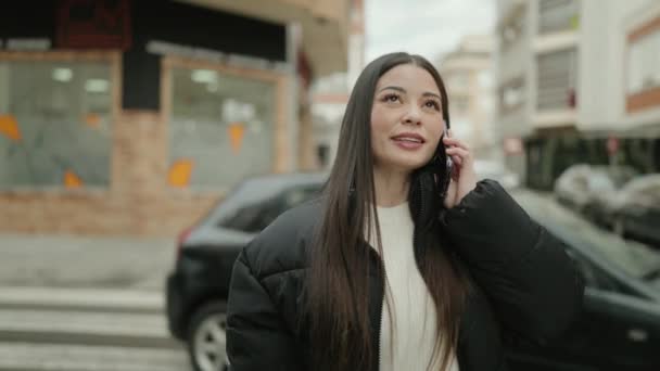 Jonge Hispanic Vrouw Glimlachen Zelfverzekerd Praten Smartphone Straat — Stockvideo