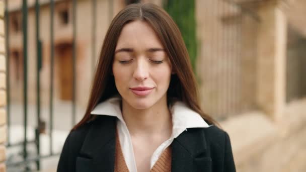 Jonge Spaanse Vrouw Glimlacht Vol Vertrouwen Universiteit — Stockvideo