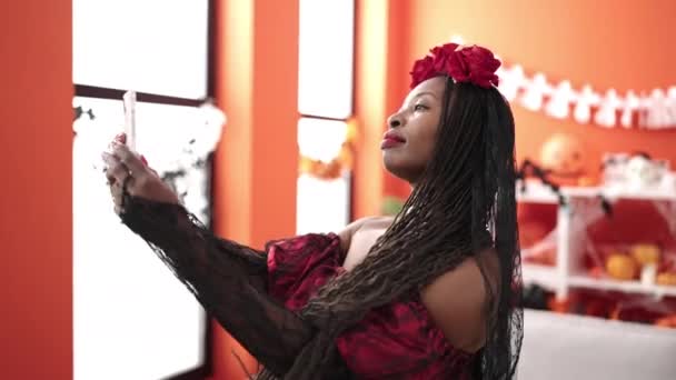 Африканка Костюмі Катріни Робить Самовіддану Фотографію Вдома — стокове відео