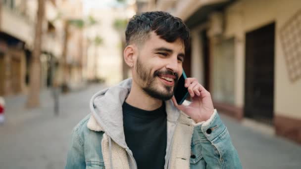Młody Latynos Uśmiecha Się Pewnie Rozmawiając Przez Telefon Ulicy — Wideo stockowe