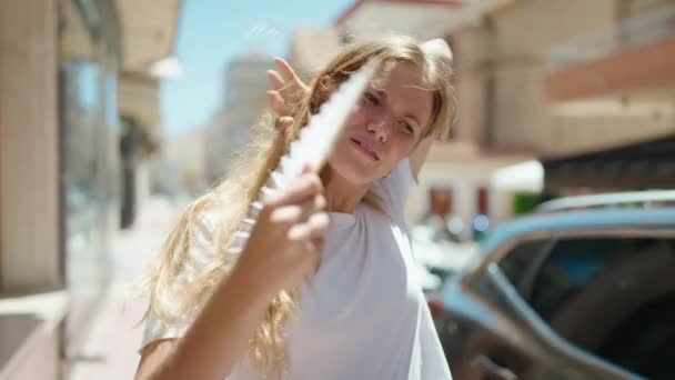 Молода Блондинка Використовує Фен Вулиці — стокове відео